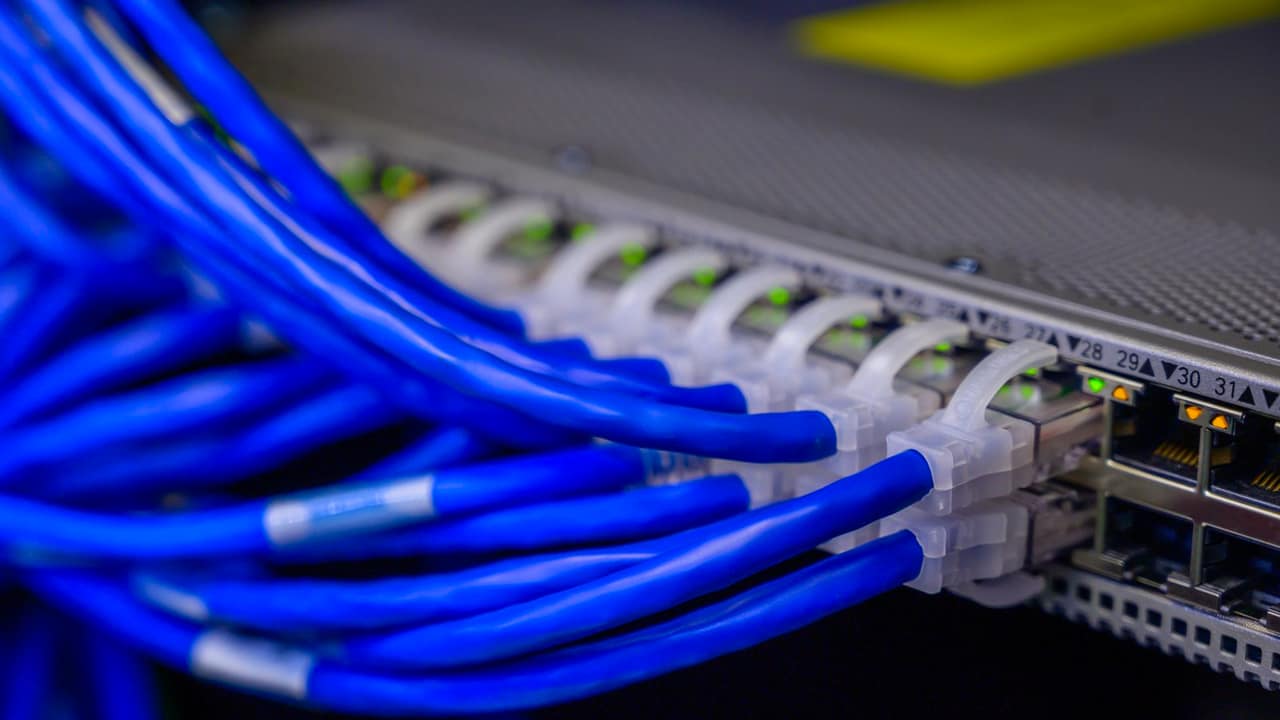 สายแลนเชื่อมเข้าพอร์ตของอุปกรณ์ Firewall และสวิตช์เครือข่ายในศูนย์ข้อมูล